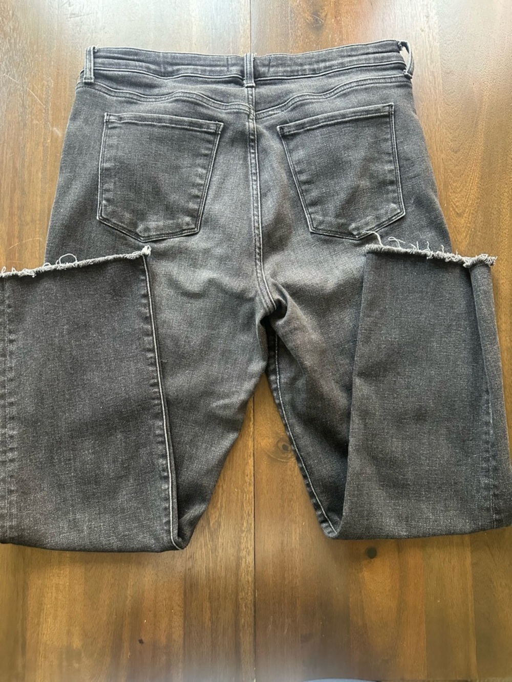 Evereve Women’s The Ever Straight Jeans - Charcoal Gray Distressed Hem Sz 32 - Picture 8 of 8